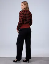 Cárdigan en tejido soft con estampado pata de gallo, marca Philosophy. Escote en V y abertura central con botones ocultos.