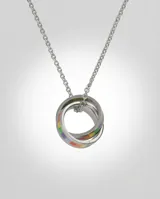 Collar de acero con dije compuesto por tres aros entrelazados, uno de ellos con detalle de esmalte multicolor. Cadena de eslabones finos.