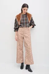 Pantalón de jean azul oscuro con estampado tipo bandana en tonos claros, de tiro medio-alto, corte recto y largo al tobillo.