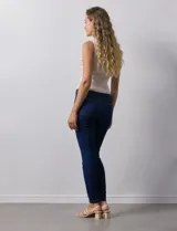 Jegging azul denim de calce ajustado, con pretina elastizada, bolsillos delanteros simulados y bolsillos traseros aplicados. Marca Zac & Rachel.