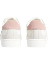 Zapatillas urbanas Calvin Klein Jeans, color blanco con detalles en gris y rosa. Presentan logo "CK" en el lateral y suela tipo cupsole.