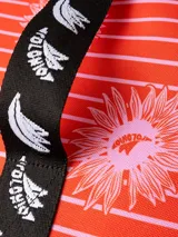 Bolso térmico cuadrado de gran capacidad, color negro con estampado en blanco de sirenas y motivos marinos. Posee asas de mano y una correa ajustable estampada con el monograma de la marca.