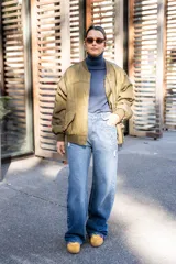 Pantalón de jean celeste de corte recto, con detalles de apliques desflecados en los bolsillos delanteros y roturas en la pierna.