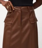 Pollera midi de corte evasé confeccionada en cuero sintético (PU), con cintura elástica, trabillas para cinturón y solapas decorativas en la parte delantera.