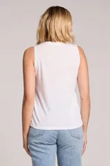 Musculosa blanca de corte clásico con sisas amplias y cuello redondo, con estampado frontal 'WELLNESS' en tono celeste.