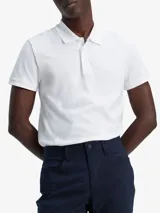 Chomba de corte slim confeccionada en una mezcla de algodón compacto, poliéster y elastano. Presenta cuello clásico, cierre frontal de botones, mangas cortas y dobladillo ventilado. Incluye un discreto logotipo monograma bordado en el pecho.