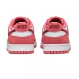 Championes Nike Dunk Low, modelo especial Valentine's Day, con base de cuero blanco y revestimientos de gamuza en tonos rosados. Presenta un swoosh lateral en color bordó y cordones de satén a tono.