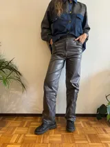 Pantalón de cuero sintético color gris grafito, de corte recto y tiro alto.