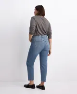 Jeans de tiro medio color azul claro, corte recto y estilo clásico.