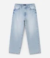 Pantalón de jean celeste claro de corte super baggy, con diseño amplio y cómodo, tiro medio, cierre frontal con botón y cremallera, y bolsillos funcionales.