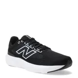 Championes de running New Balance modelo 413 V3, color negro con suela blanca. Presentan un diseño de malla transpirable sin costuras, con el logo 'N' característico en los laterales y cierre mediante cordones.