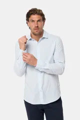 Camisa de manga larga con rayas verticales color beige y blanco, corte slim fit y botones personalizados.