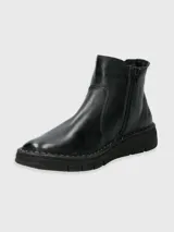 Bota corta de cuero marrón estilo chelsea, con paneles elásticos laterales y suela gruesa de goma ranurada.
