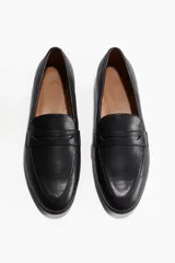 Mocasines de cuero negro con detalle de antifaz.