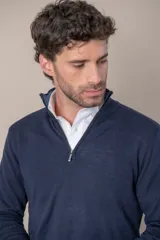 Sweater de punto color negro, con cuello alto y cierre frontal parcial, de manga larga y diseño clásico.