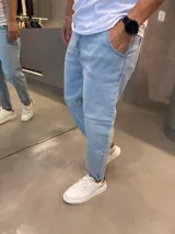 Jean de corte slouchy en color celeste claro, con diseño de tiro medio y ajuste holgado en las piernas que se estrecha hacia los tobillos.