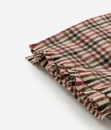 Bufanda rectangular de textura suave con estampado de cuadros en tonos tierra, beige, negro y rojo. Presenta terminaciones desflecadas en los extremos.