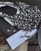 Anillo de diseño artesanal con estructura entrelazada de líneas irregulares y acabado orgánico. Pieza ajustable fabricada en metales nobles.