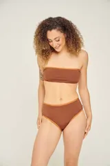 Corpiño strapless marrón con borde color caramelo.