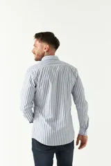 Camisa de manga larga para hombre, color azul claro con microestampado de cuadros. Presenta un corte slim y cuello abotonado.