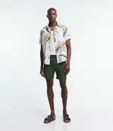 Bermuda masculina marca Marfinno de color verde militar, confeccionada en tejido plano de poliéster y elastano de secado rápido. Posee cintura elástica con cordón de ajuste y un bolsillo trasero.