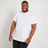 Remera blanca de algodón, corte clásico y cuello redondo.