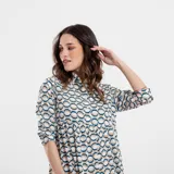 Vestido midi negro con estampado floral en tonos beige, corte recto, cuello camisero y mangas 3/4.