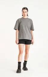 Remera de manga corta, corte oversize y cuello redondo, confeccionada en algodón melange gris.