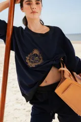 Short deportivo azul marino con cintura elastizada y cordón ajustable.