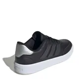 Championes urbanos Adidas Court Block, color negro con suela blanca. Presentan un diseño clásico con las tres tiras laterales características de la marca, confeccionados en cuero sintético con puntera perforada y cierre de cordones.