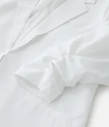 Blazer marrón de crepé de viscosa, corte alargado, sin cierre y mangas fruncidas.