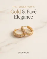 Caravanas de acero dorado en forma de argolla mediana, con pavé de circonias brillantes en la mitad frontal.