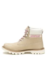 Botas Caterpillar modelo Colorado 2.0 de cuero nubuck en color tostado, con cordones bicolores en tonos rosados y blancos, cuello acolchado blanco con el logo de la marca en rosa, y suela dentada de goma.
