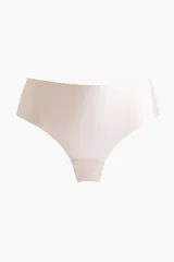 Pack de tres bombachas hipster de microfibra con cintura en V, corte láser sin costuras visibles y cobertura media en la parte trasera.
