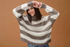 Sweater de punto con diseño de rayas horizontales en color marrón y blanco. Presenta cuello alto tipo polera, mangas largas y puños acanalados.