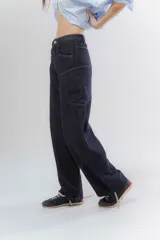Pantalón jean wide leg de tiro medio, color azul oscuro, con costuras decorativas marcadas y diseño amplio de corte recto.