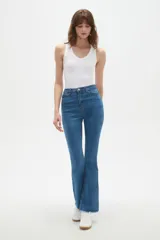 Pantalon jean de corte flare y tiro alto, con diseño liso y ruedo desflecado.
