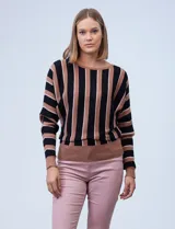 Buzo Tahari de tejido acanalado con manga larga dolman y diseño a rayas verticales en negro, marrón y blanco.