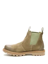 Botas Chelsea Caterpillar modelo Grader, confeccionadas en gamuza color beige, con paneles elásticos laterales en color verde claro y suela de goma tractorada.