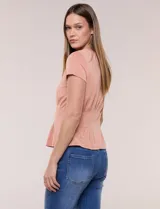 Remera básica de manga corta y cuello redondo, color beige, con detalle de alforzas verticales en el frente que aportan estructura.