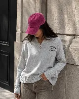 Gorra de terciopelo color fucsia, con diseño clásico de visera curva y tira ajustable en la parte trasera.
