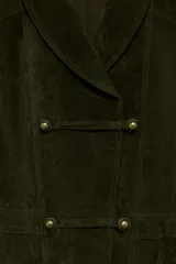 Cazadora de piel color verde militar, con cuello solapa, manga larga y cierre frontal cruzado con botones metálicos. Cuenta con detalle de tiras cruzadas en el delantero y elástico en la cintura.