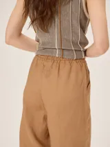 Pantalón de corte clásico y pierna recta, confeccionado en mezcla de lino, algodón, viscosa y poliéster. Cuenta con cintura elastizada.