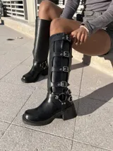 Bota negra de ecocuero con hebillas y taco de 6.5 cm.