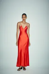 Vestido largo de satén color rojo, con escote en V y tirantes finos.