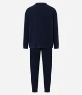 Pijama masculino de dos piezas confeccionado en tejido fleece texturizado. Incluye una remera de manga larga con cuello redondo y puños ajustados, y un pantalón tipo jogger con cintura elástica, cordón de ajuste y bolsillos laterales.