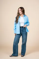 Jean de tiro alto con silueta amplia y corte recto, confeccionado en denim de algodón con un toque de spandex.