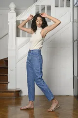 Pantalón de jean azul con apliques de perlas sintéticas.