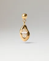 Charm Glow PDPAOLA de plata de ley con baño de oro de 18k, con un diseño orgánico e irregular que engasta una circonita transparente en el centro.