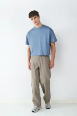 Camiseta celeste de corte amplio y cuello redondo, confeccionada en 100% algodón.